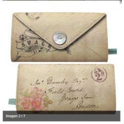 Billetera sobre flores love letters