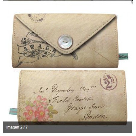 Billetera sobre flores love letters
